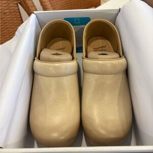 Dansko Professional Milled Burnished Leather Clogs Color Sand Size 38 NWT